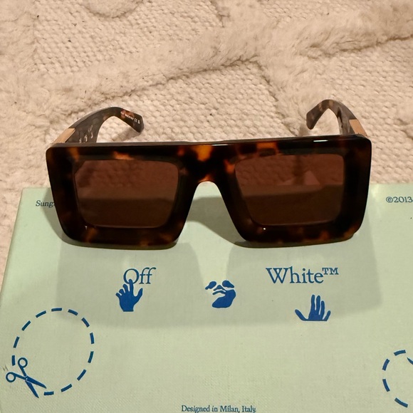 Off-White Accessories - Brand NEW Off-White Eyewear
Arrows-motif tinted sunglasses